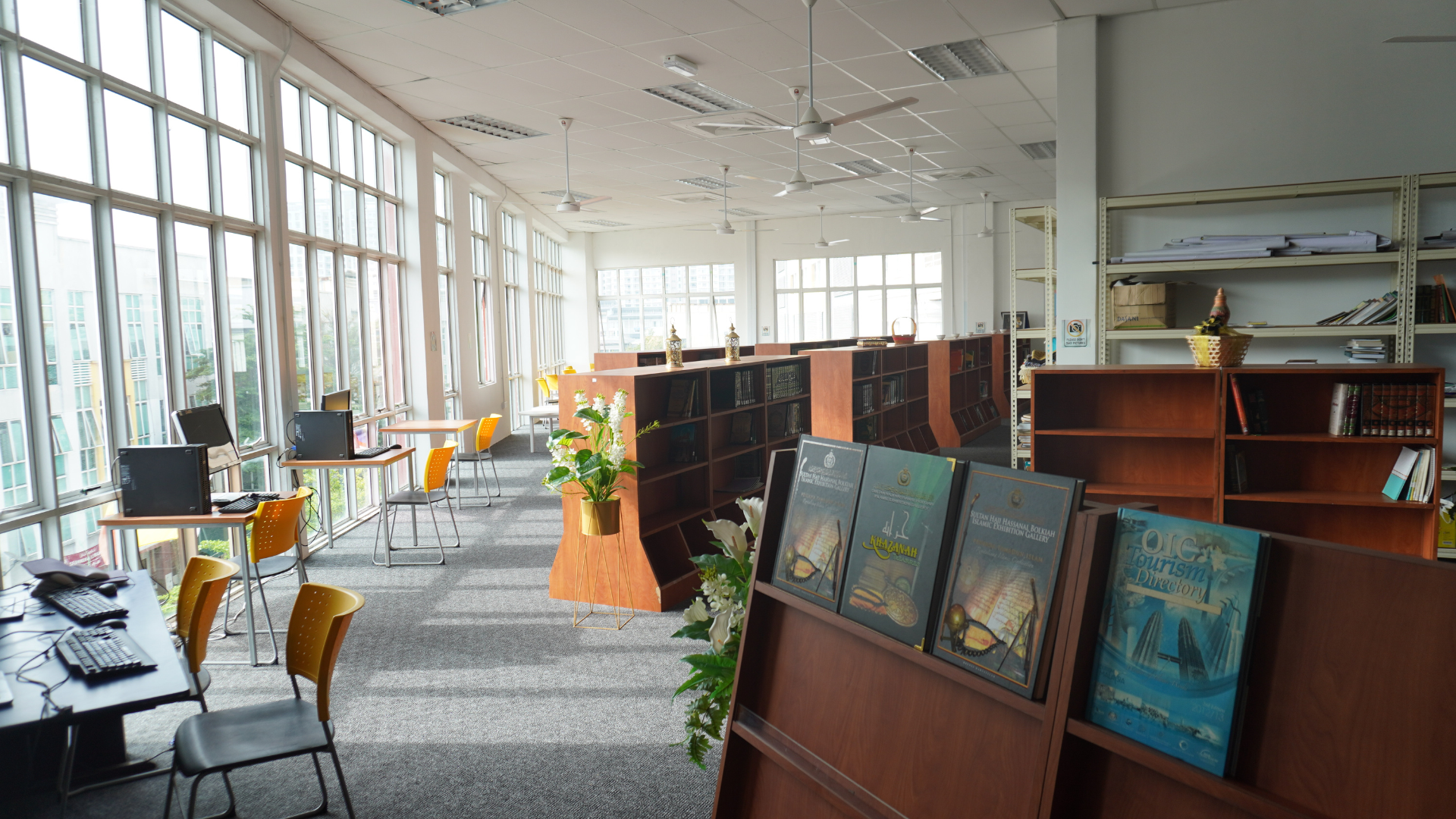 Thaqafah Minaret Library image 3